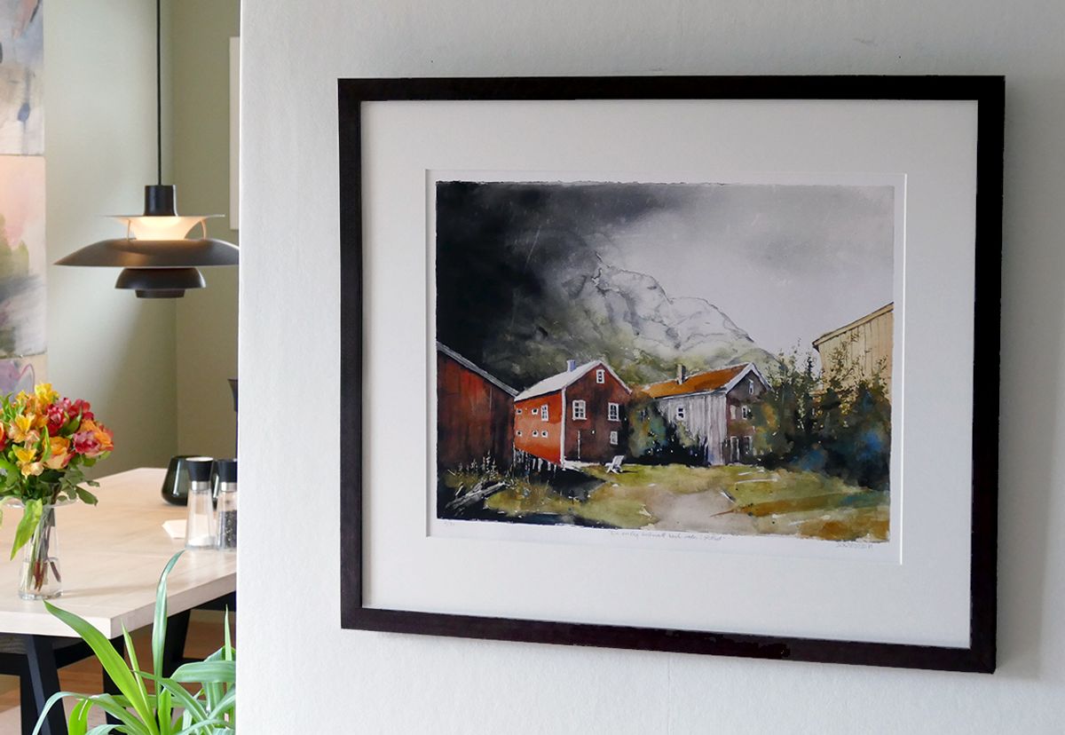 En enslig, hvitmalt benk venter i stillhet